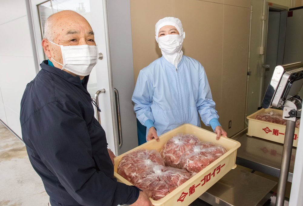 朝、地元のブランド肉「亜麻豚（あまぶた）」を納品するのは市内で長年精肉店を営む笹村毅さん