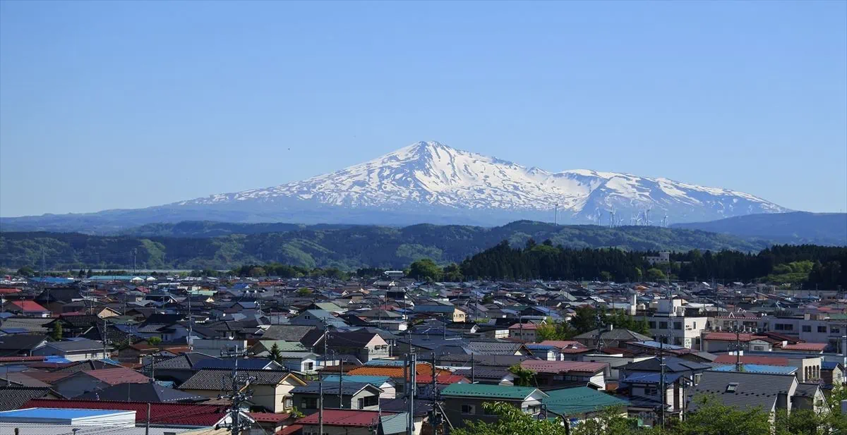 秋田県由利本荘市の鳥海山は、「出羽富士」と崇められており、秋田県と山形県の境に位置する標高2236mの独立峰です。鳥海山一帯は国定公園に指定されており、由利本荘市には3つの登山口があります。鳥海山はその存在感と美しい姿で市民のみならず多くの人々を魅了する、由利本荘市のシンボルです。