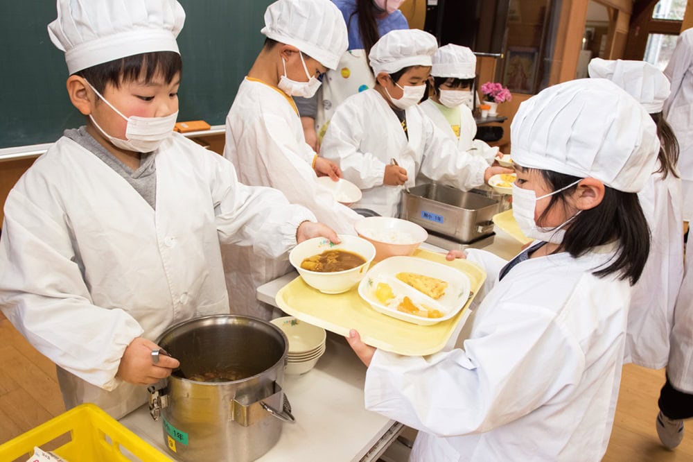 新１年生も自分たちで配食。入学後１週間の食育の成果（岩手県遠野市）