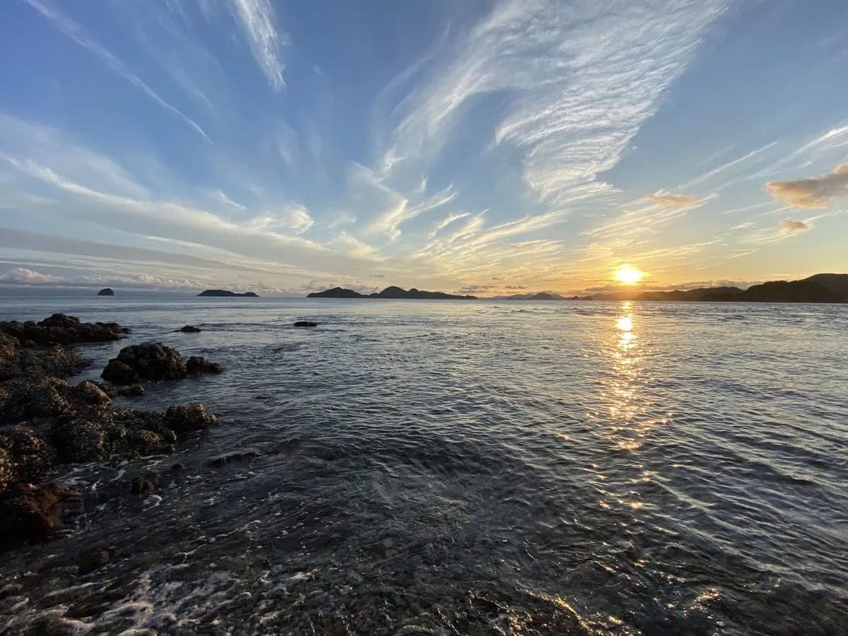 愛媛県松山市。瀬戸内海では、美しい多島美の風景や釣りが楽しめます