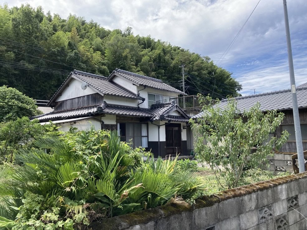 大分県豊後高田市の物件の外観。広い倉庫が付いた物件です