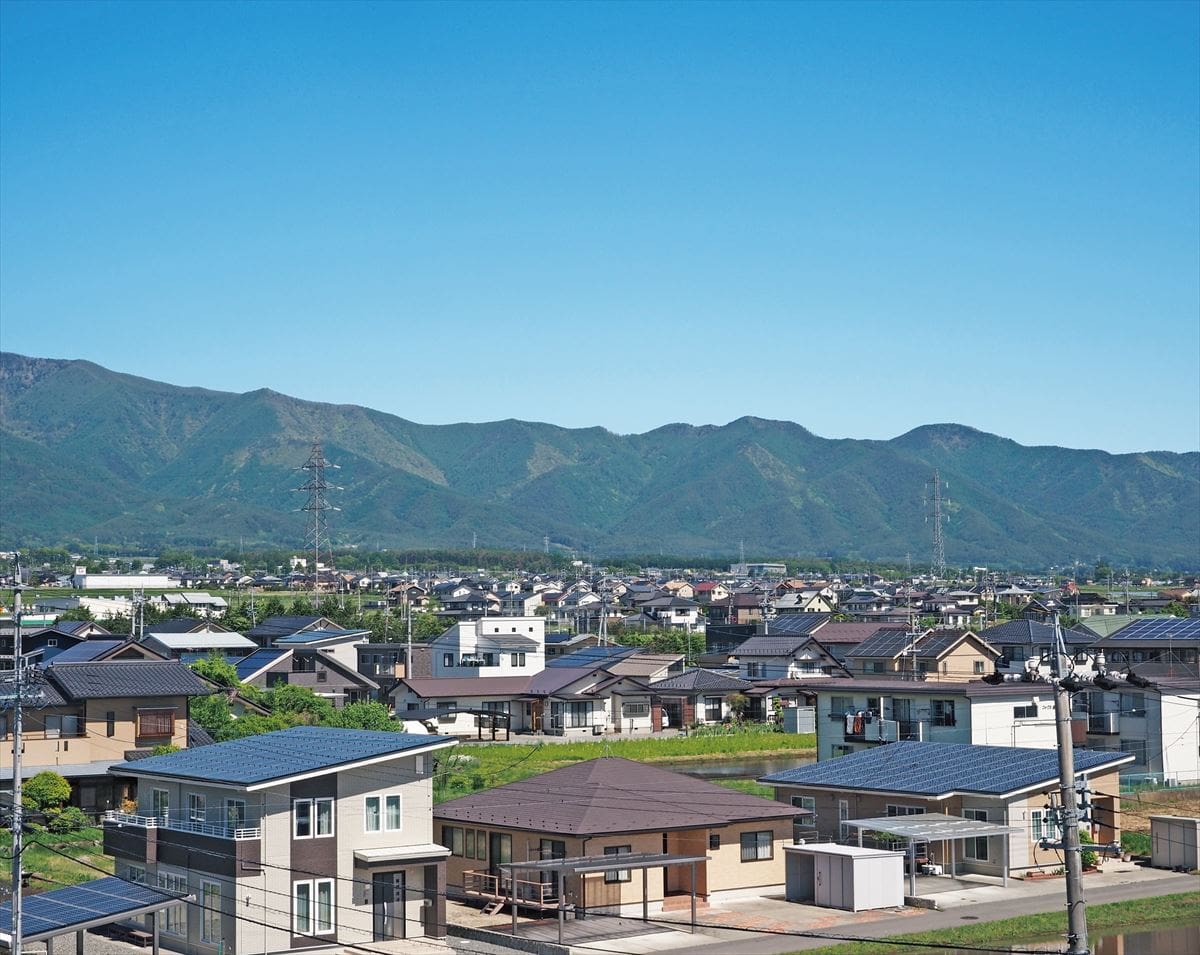 長野県南箕輪村の風景。美しい山並みと地価の安さに移住する人も多い