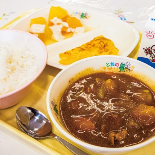 本日の献立。牛乳、ご飯、亜麻豚カレー、アンサンブルエッグ。ご飯、大鍋で煮たカレーが絶品！ デザートのフルーツゼリーに感激！（岩手県遠野市）