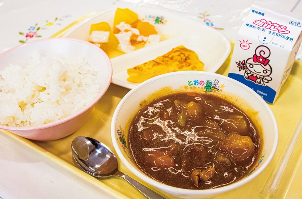 本日の献立。牛乳、ご飯、亜麻豚カレー、アンサンブルエッグ。ご飯、大鍋で煮たカレーが絶品！ デザートのフルーツゼリーに感激！（岩手県遠野市）