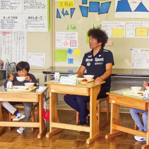 食育の日のほか、調理員さんや生産者さんが学校を訪れて子どもたちと一緒に給食を食べる「交流すまいる給食」（岩手県遠野市） も設けられている。