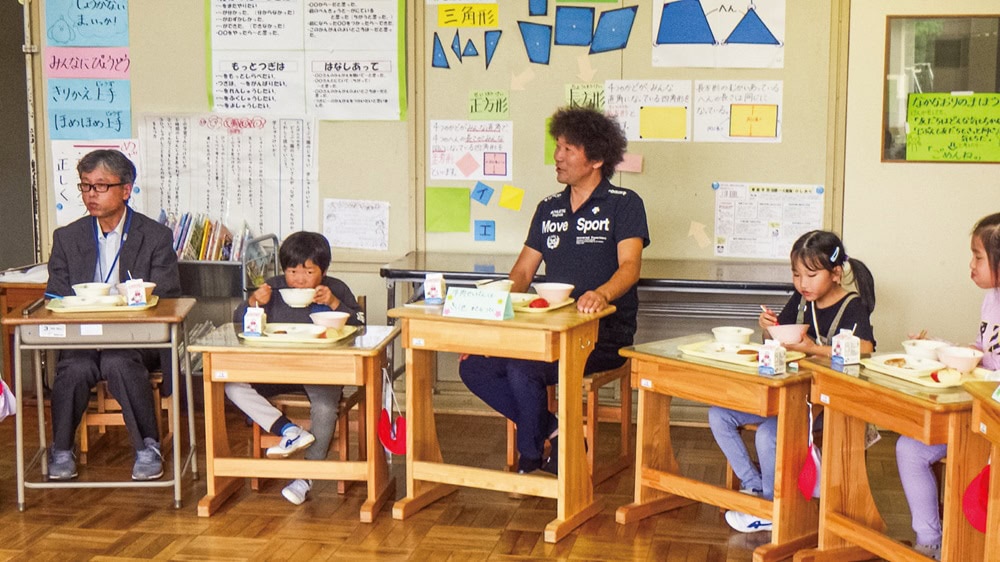 食育の日のほか、調理員さんや生産者さんが学校を訪れて子どもたちと一緒に給食を食べる「交流すまいる給食」（岩手県遠野市）
も設けられている。