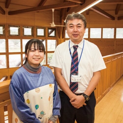 附馬牛小学校の養護教諭、八重樫満里奈さん（左）と、副校長の髙橋伸幸さん（岩手県遠野市）