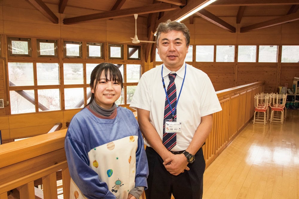 附馬牛小学校の養護教諭、八重樫満里奈さん（左）と、副校長の髙橋伸幸さん（岩手県遠野市）