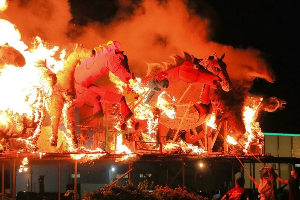 青森県つがる市で8月下旬に開催される「馬市まつり」。馬ねぶたパレードや馬ねぶたに火を放つ新田火まつりが見どころ