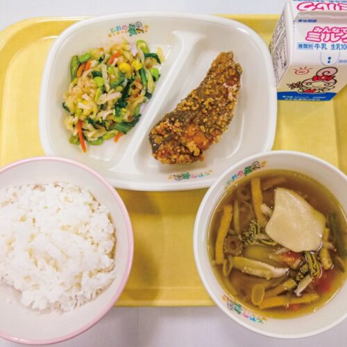 岩手の郷土料理「ひっつみ」の給食（岩手県遠野市）