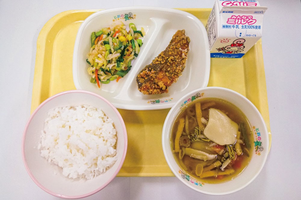 岩手の郷土料理「ひっつみ」の給食（岩手県遠野市）