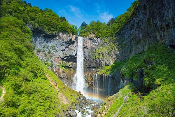 6位は夏場でも平均最高気温は23℃前後と過ごしやすい栃木県の奥日光。美しい自然のほかに歴史的なスポットも楽しめます。