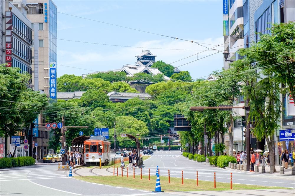 熊本県熊本市は、九州で三番目に大きな都市。西日本最大級ともいわれるアーケード街もある