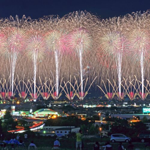 2024年「花火大会」人気ランキング、見事東日本1位に輝いたのは……新潟県長岡市で開催される「長岡まつり大花火大会」でした！ 「日本三大花火大会」のひとつとして知られる本大会は、昨年に引き続き今年も1位を獲得しており、圧倒的な支持を集めています。