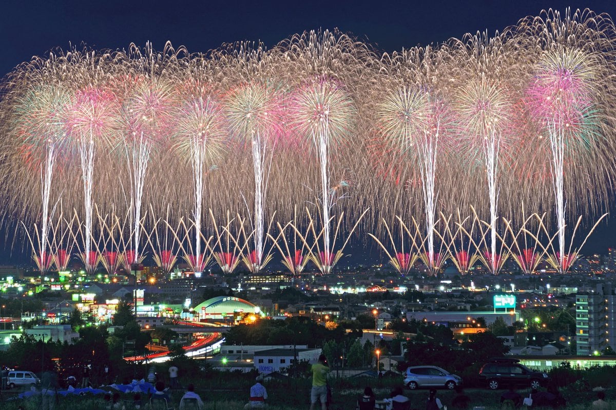 2024年「花火大会」人気ランキング、見事東日本1位に輝いたのは……新潟県長岡市で開催される「長岡まつり大花火大会」でした！ 「日本三大花火大会」のひとつとして知られる本大会は、昨年に引き続き今年も1位を獲得しており、圧倒的な支持を集めています。