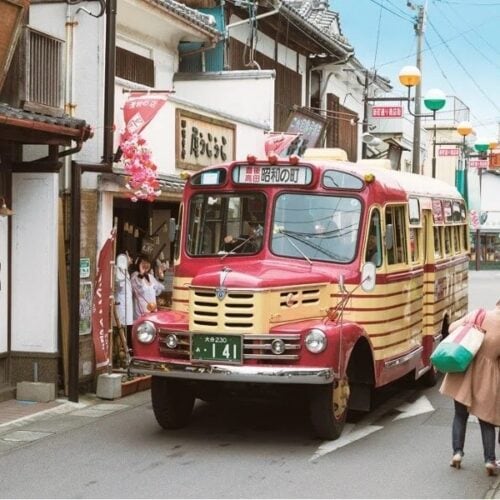 大分県豊後高田市の「昭和の町」。昭和30年代のレトロな商店街に再生されています