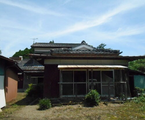 宮崎県えびの市の物件の外観です。物件からほど近くに、「白鳥温泉」と「あきしげゆ」の泉質の異なる2つの温泉があります。毎日温泉に通いながら、豊かな自然の中でのんびりと暮らすことができます。