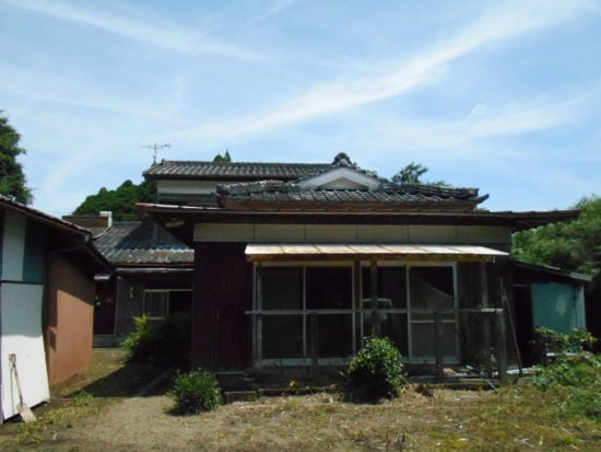 宮崎県えびの市の物件の外観です。物件からほど近くに、「白鳥温泉」と「あきしげゆ」の泉質の異なる2つの温泉があります。毎日温泉に通いながら、豊かな自然の中でのんびりと暮らすことができます。