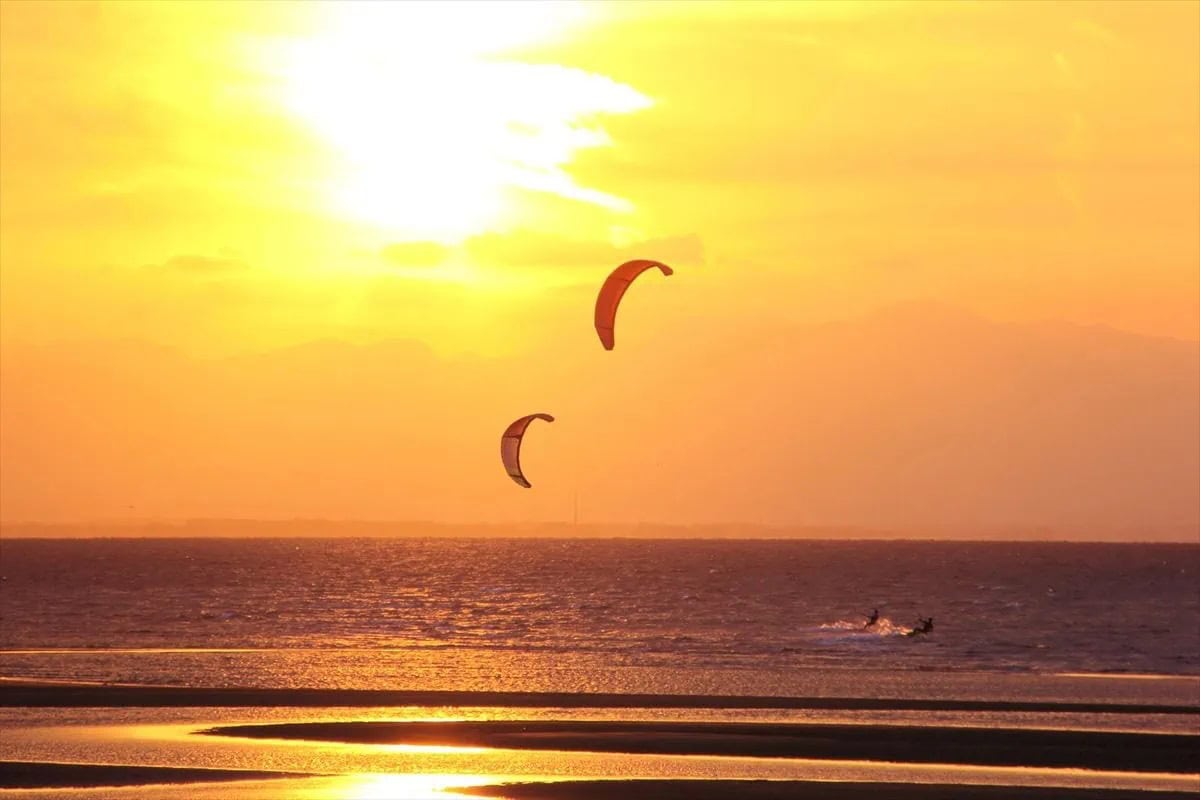 大分県豊後高田市の真玉海岸。日本夕陽百選に選ばれ、美しい夕陽を見ることができます