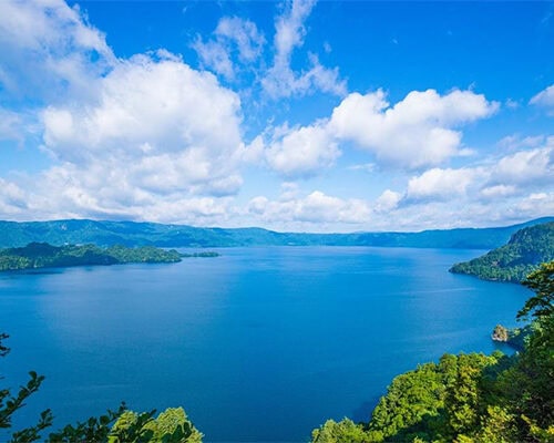 8位は秋田県と青森県にまたがる十和田湖でした。十和田八幡平国立公園内に位置する美しい湖のまわりには雄大な視線が広がっています。