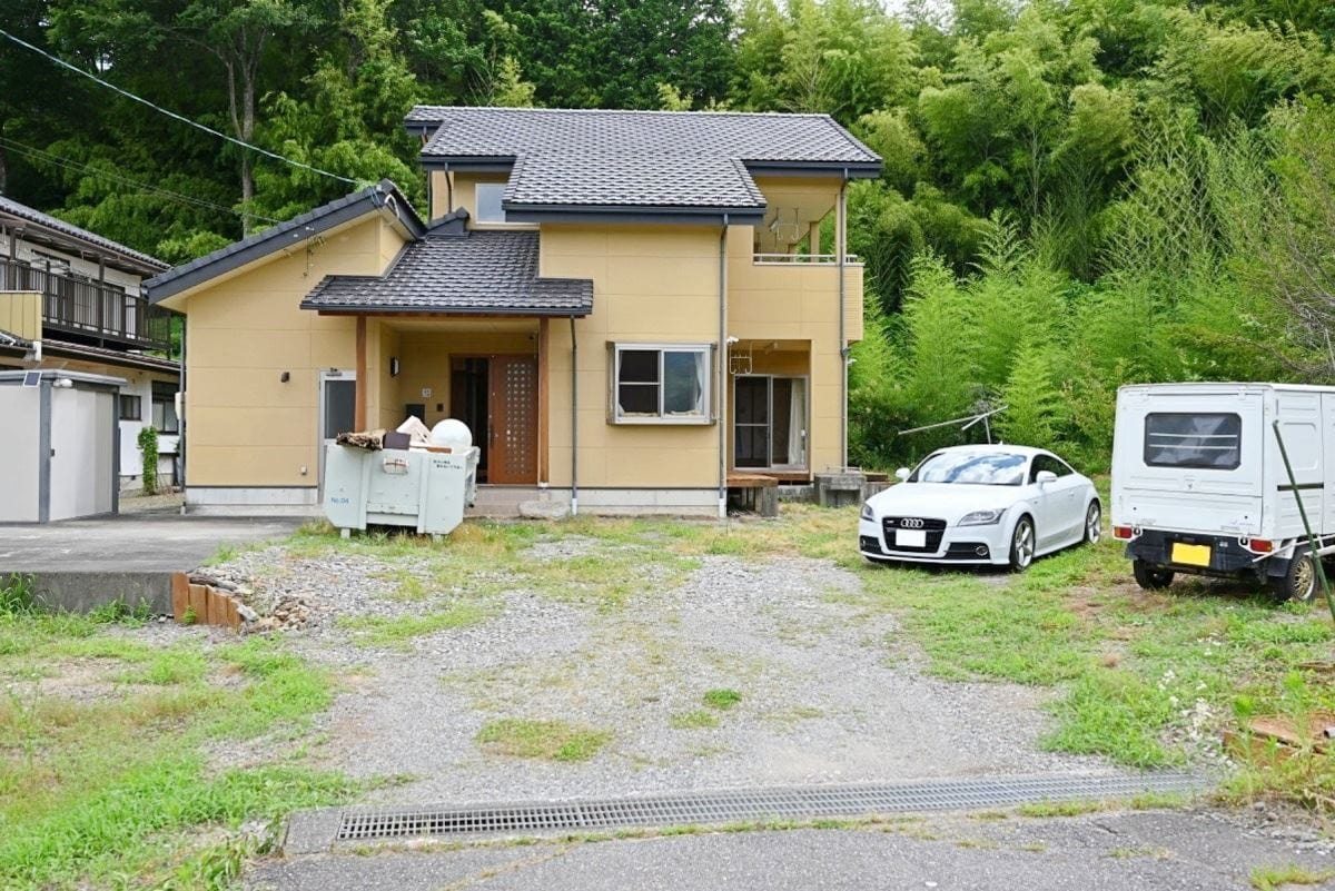 長野県伊那市の物件外観。敷地は広く、4台以上駐車可能です