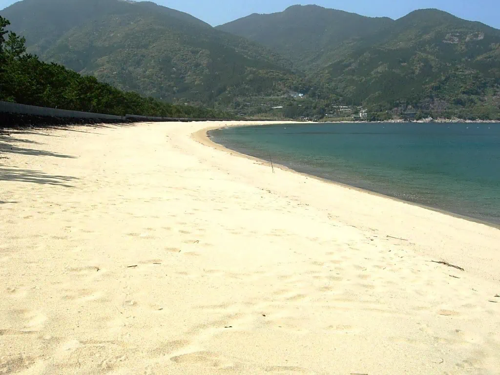 鹿児島県肝付町の内之浦海岸は、北方（きたかた）地区に位置する美しい砂浜と青松の松林が特徴的な海岸です。小道を通り松林を抜けると、まるでリゾート地のような白い砂浜と青い海が広がります。