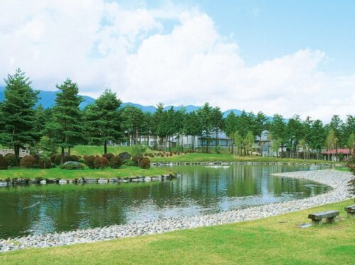 長野県南箕輪村の大芝公園は、湖やアスレチックなどがある憩いの場