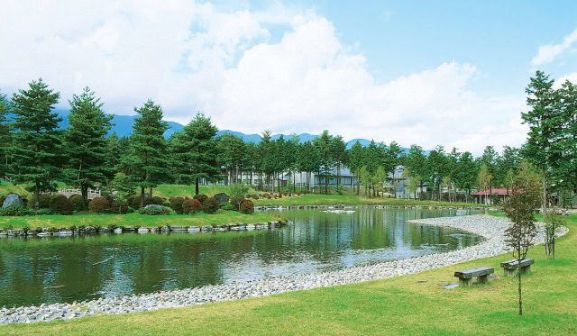 長野県南箕輪村の大芝公園は、湖やアスレチックなどがある憩いの場