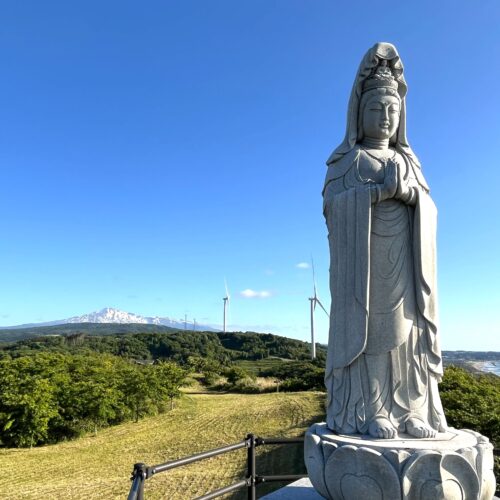 秋田県由利本荘市の浜館公園は、鳥海山の山体崩壊できた大地を眺めることができる城址公園です。海岸から約500mの距離に位置しながら標高100mもある眺望の良い台地にあり、特に観音様が立つ展望台から広がる、雄大な鳥海山と日本海の360度のパノラマは圧巻で、カメラ愛好家にも人気のスポットです。春には約3000本のソメイヨシノが咲き誇る、桜の名所でもあります。