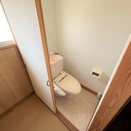 秋田県由利本荘市の物件の車庫兼倉庫は2階に温水洗浄便座の水洗トイレがあります。