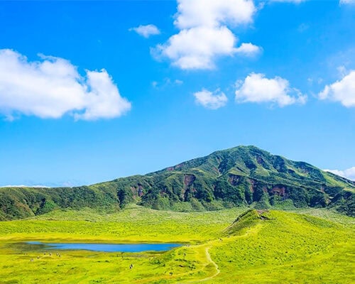 9位にランクインしたのは、世界最大規模のカルデラを有する阿蘇山が有名な熊本県・阿蘇。火山エネルギーの恵みを受けた温泉も楽しめます。