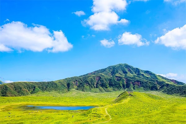 9位にランクインしたのは、世界最大規模のカルデラを有する阿蘇山が有名な熊本県・阿蘇。火山エネルギーの恵みを受けた温泉も楽しめます。