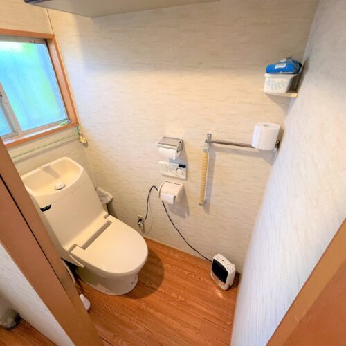 秋田県由利本荘市の物件のトイレは温水洗浄便座の水洗トイレです。男性用トイレも設置されています。