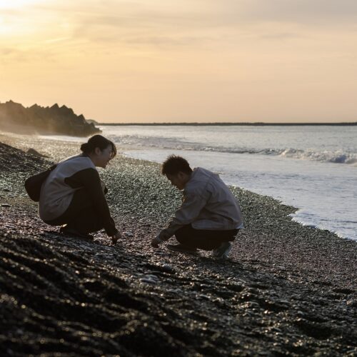 新潟県糸魚川市のヒスイ海岸は、透明度の高い日本海が美しい、砂ではなく様々な種類の石ころからなる砂利の海岸です。