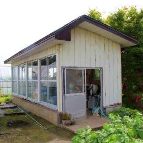 青森県つがる市の物件の小屋。畑の脇にあり、用具や資材などを入れておけます