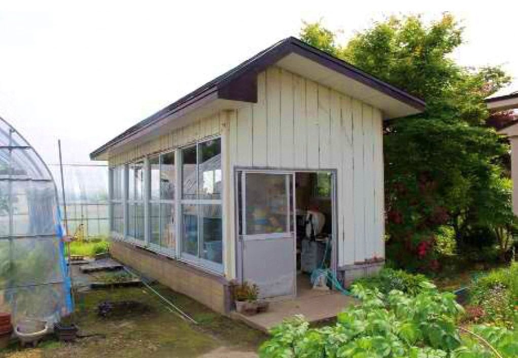 青森県つがる市の物件の小屋。畑の脇にあり、用具や資材などを入れておけます