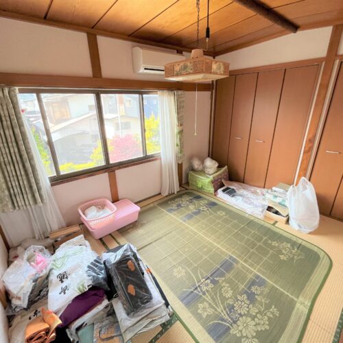 秋田県由利本荘市の物件の2階には和室が1部屋、洋室が2部屋あります。写真は和室。クローゼットがあるほか、隣に3帖の納戸があります。