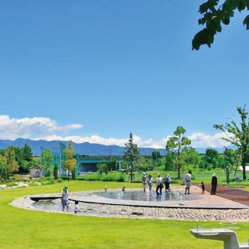 山梨県昭和町の押原公園。親水広場、芝生広場、ビオトープなどがある