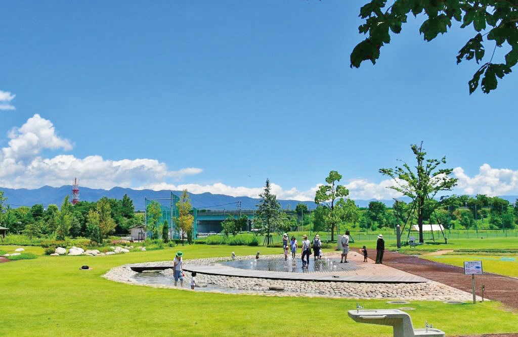 山梨県昭和町の押原公園。親水広場、芝生広場、ビオトープなどがある