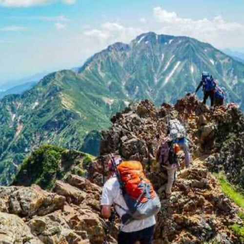 白馬を知り尽くしたマイスター2名とともに安心して参加できる登山ツアーが開催。