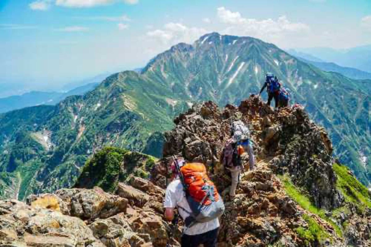 白馬を知り尽くしたマイスター2名とともに安心して参加できる登山ツアーが開催。