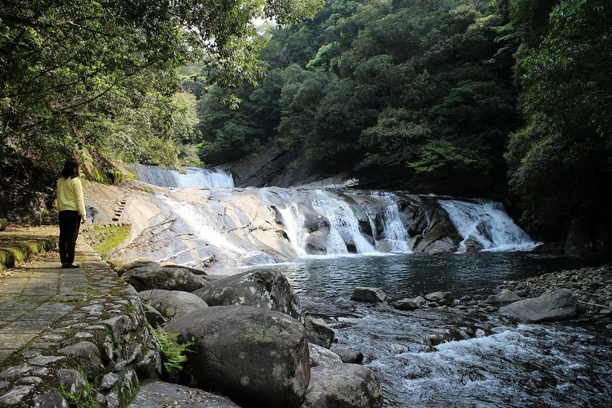 鹿児島県肝付町の人気スポット「轟の滝」は、荒瀬川の下流にある３段の滝です。夏の暑い日には、涼を求める親子連れで賑わいます。