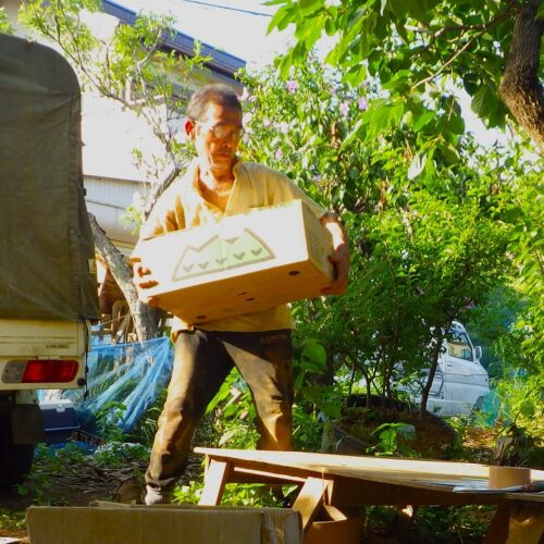 1箱の荷物を仕上げるのに3時間かかる。野菜の説明を兼ねた挨拶状を書き、ガムテープで留めると今日もやったぜの気持ちが湧く。雨の日は余計である。