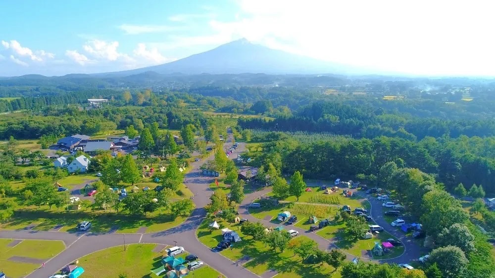 青森県つがる市の地球村オートキャンプ場は、滞在型リゾート施設です