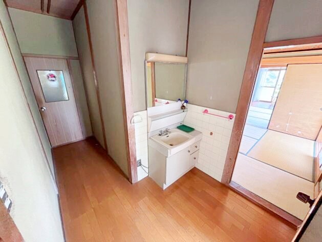 愛媛県松山市の物件の洗面スペース。左奥のドアがトイレです