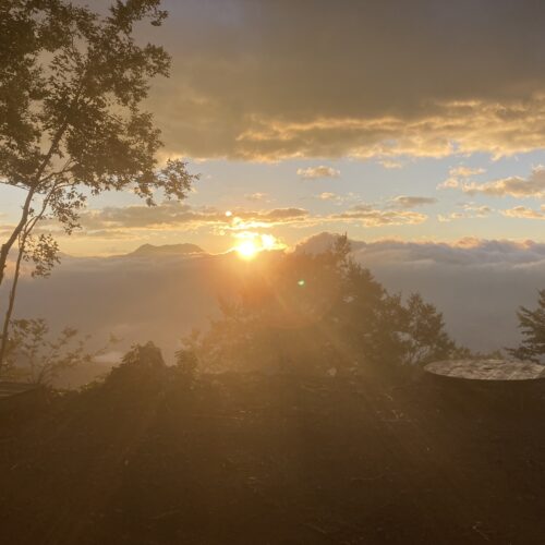 朝の澄んだ空気と静寂の中をリフトで移動し、山頂でご来光を楽しめるSunrise Liftは宿泊者以外も参加できます。