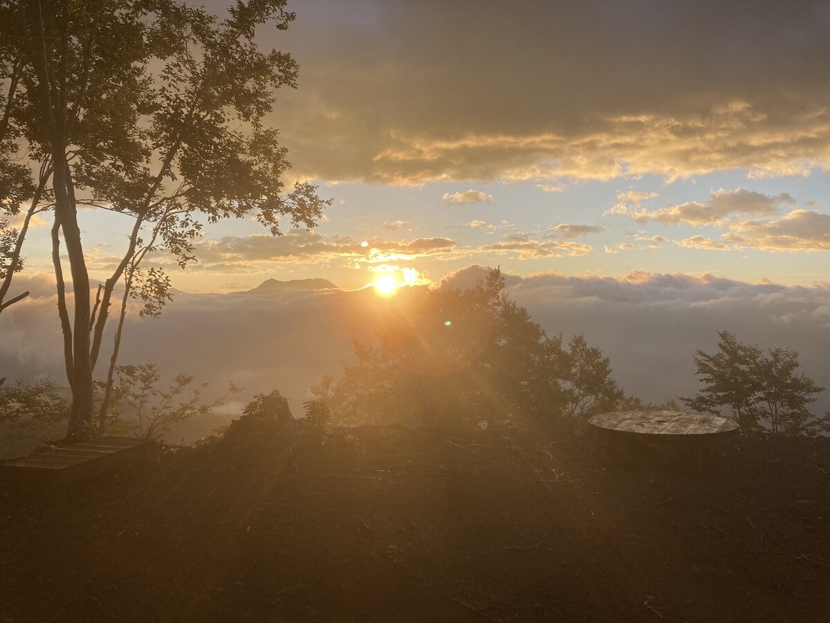 朝の澄んだ空気と静寂の中をリフトで移動し、山頂でご来光を楽しめるSunrise Liftは宿泊者以外も参加できます。