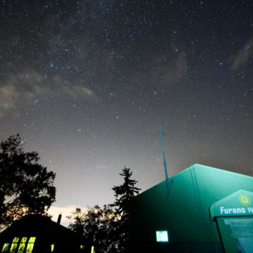 標高も高く、空気も澄んでいるため、いつもとは桁違いの星を見ることができるでしょう。