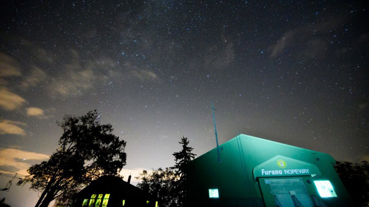 標高も高く、空気も澄んでいるため、いつもとは桁違いの星を見ることができるでしょう。