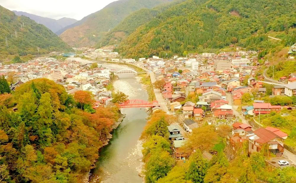 岐阜県飛騨市の神岡町の町並み。鉱山のまちとして栄えた歴史があります